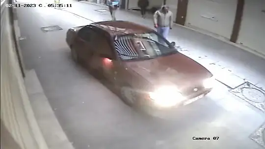 Kepenklerini araçla çarpıp kırdıkları işyerini soydular