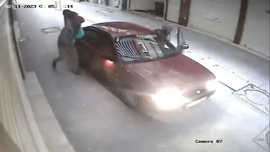 Kepenklerini araçla çarpıp kırdıkları işyerini soydular