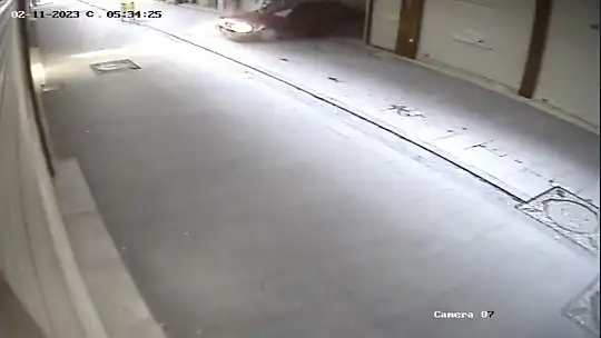 Kepenklerini araçla çarpıp kırdıkları işyerini soydular