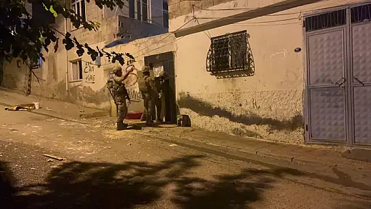 Kilis'te evini yakan ve kendine zarar veren kişiyi polis ekipleri kurtardı