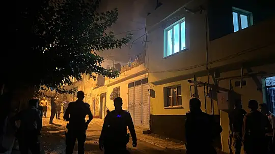 Kilis'te evini yakan ve kendine zarar veren kişiyi polis ekipleri kurtardı