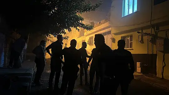 Kilis'te evini yakan ve kendine zarar veren kişiyi polis ekipleri kurtardı