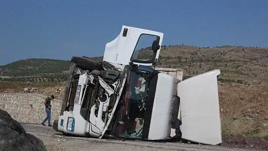 Kilis'te tır ile otomobil çarpıştı: 4 ölü, 2 yaralı