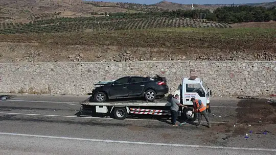 Kilis'te tır ile otomobil çarpıştı: 4 ölü, 2 yaralı