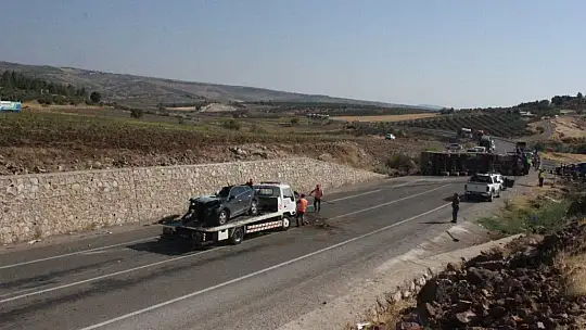 Kilis'te tır ile otomobil çarpıştı: 4 ölü, 2 yaralı