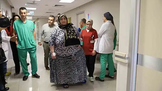 Kilolarından dolayı yürümekte zorlanan kadın sağlıklı yaşama ilk adımı attı