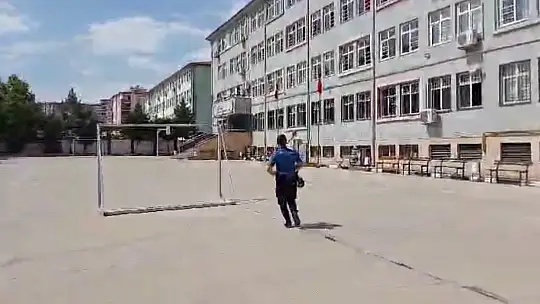 Kimliğini kaybeden öğrenci nüfus müdürlüğünden getirilen evrakla sınava yetişti