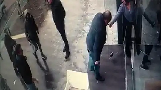 Kiraya döviz zammı isteyen iş yeri sahibi kliniği bastı, avukatı darp etti