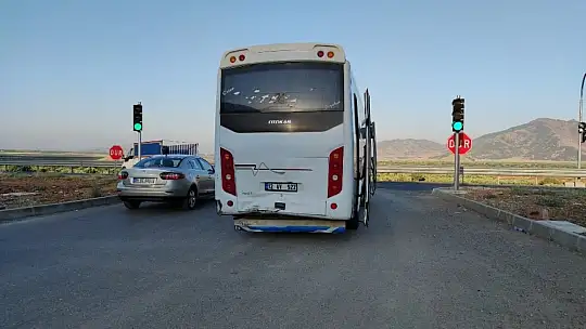 Kırmızı ışıkta bekleyen midibüse arkadan çarptı: 6 yaralı