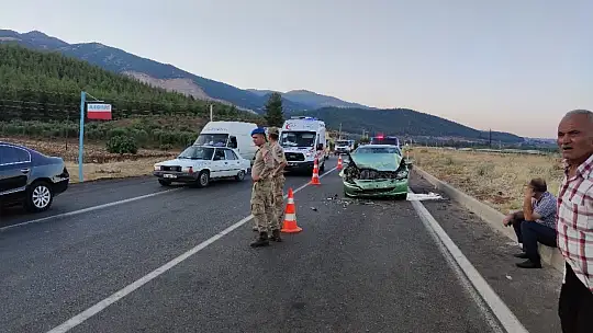 Kırmızı ışıkta bekleyen midibüse arkadan çarptı: 6 yaralı