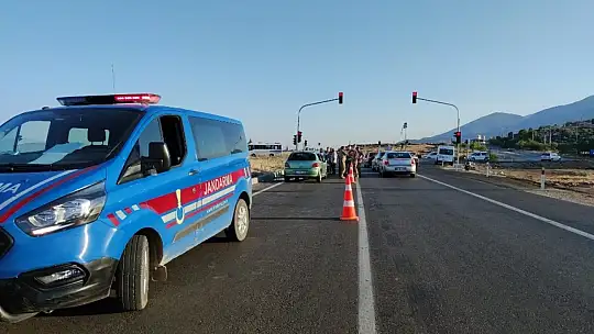 Kırmızı ışıkta bekleyen midibüse arkadan çarptı: 6 yaralı