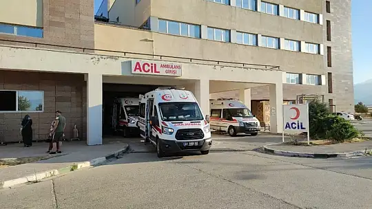 Kırmızı ışıkta bekleyen midibüse arkadan çarptı: 6 yaralı