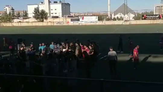 Kırmızı karta sinirlenen futbolcular hakeme saldırdı