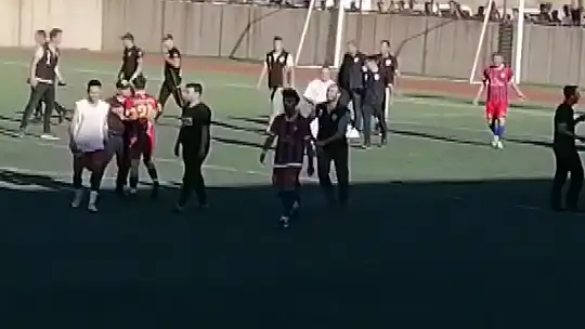 Kırmızı karta sinirlenen futbolcular hakeme saldırdı