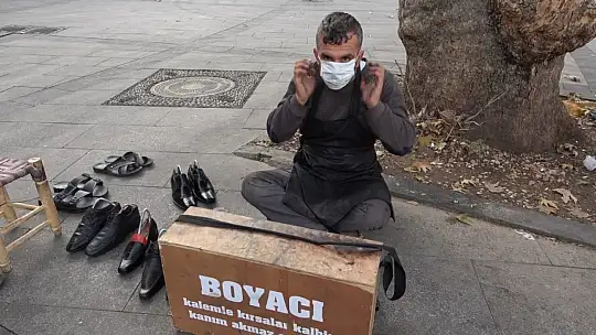 Kısıtlamayı duymayan boyacı boş sokakta müşteri bekledi