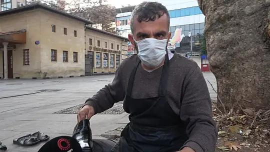 Kısıtlamayı duymayan boyacı boş sokakta müşteri bekledi