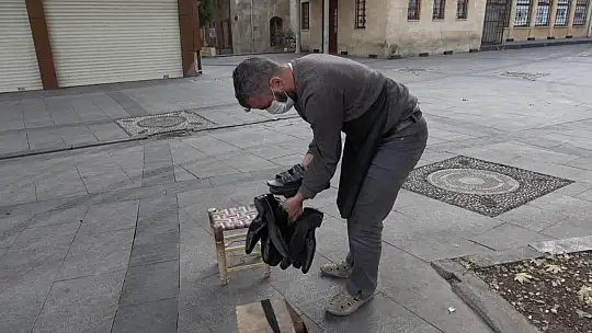 Kısıtlamayı duymayan boyacı boş sokakta müşteri bekledi