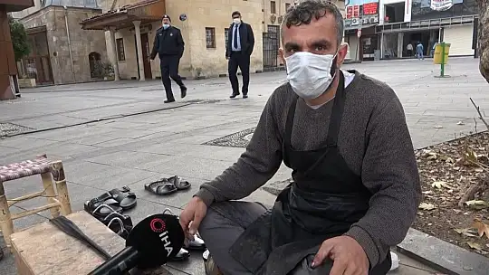 Kısıtlamayı duymayan boyacı boş sokakta müşteri bekledi
