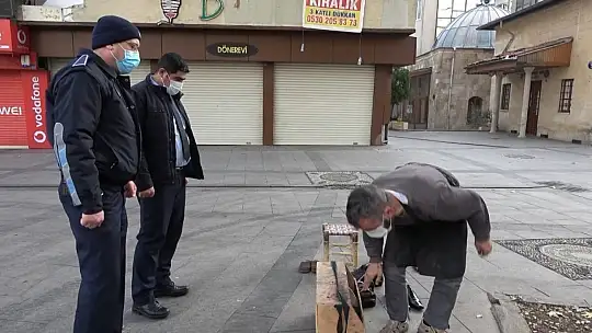 Kısıtlamayı duymayan boyacı boş sokakta müşteri bekledi