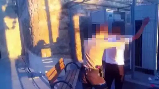 Klima hırsızı caminin gaz tankını sökerken bekçilere yakalandı