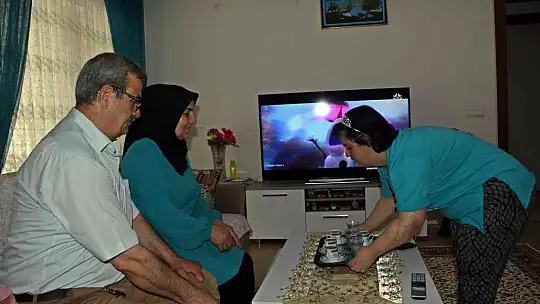 Koca yürekli baba, down sendromlu kızının düğün hayalini sokağı kapatarak gerçekleştirdi