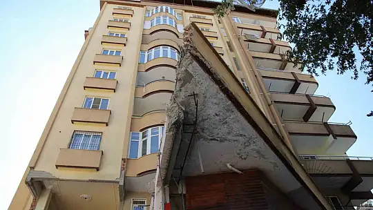 Komşular arasında 'ağır hasarlı', 'az hasarlı' tartışması sonunda bina için yıkım kararı verildi