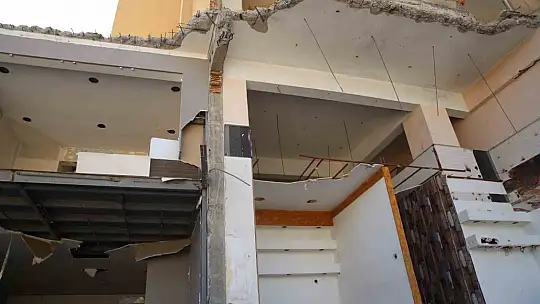 Komşular arasında 'ağır hasarlı', 'az hasarlı' tartışması sonunda bina için yıkım kararı verildi