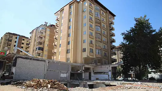 Komşular arasında 'ağır hasarlı', 'az hasarlı' tartışması sonunda bina için yıkım kararı verildi