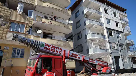 Komşusunun kiraladığı vinçle ağır hasarlı evine girdi, inemeyince itfaiye tarafından kurtarıldı