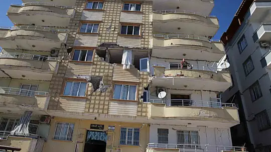 Komşusunun kiraladığı vinçle ağır hasarlı evine girdi, inemeyince itfaiye tarafından kurtarıldı