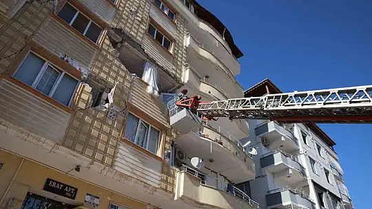 Komşusunun kiraladığı vinçle ağır hasarlı evine girdi, inemeyince itfaiye tarafından kurtarıldı