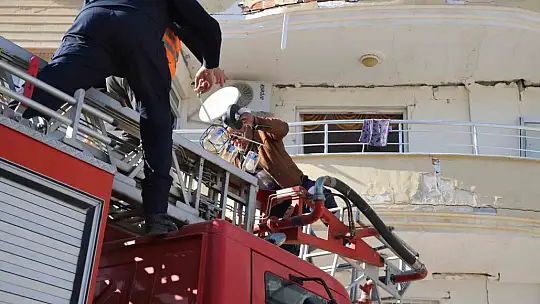 Komşusunun kiraladığı vinçle ağır hasarlı evine girdi, inemeyince itfaiye tarafından kurtarıldı