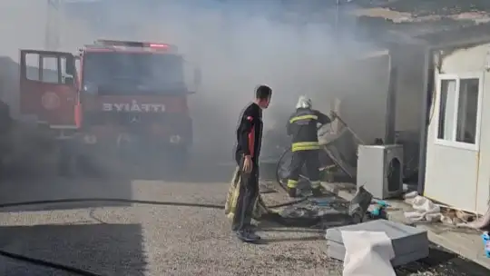 Konteyner kentte çıkan yangında 2 konteyner kül oldu
