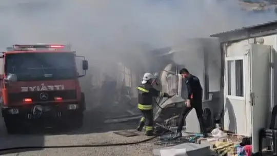 Konteyner kentte çıkan yangında 2 konteyner kül oldu
