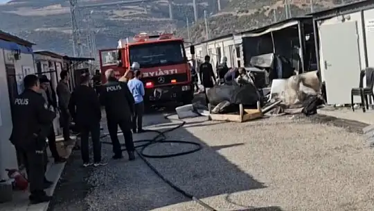 Konteyner kentte çıkan yangında 2 konteyner kül oldu