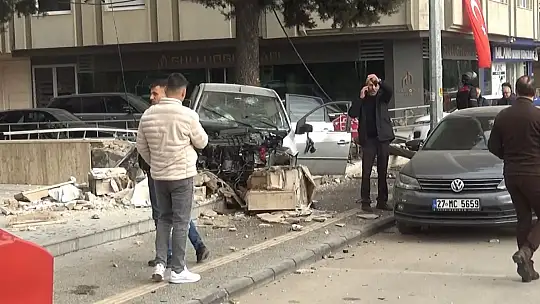 Kontrolden çıkan araç bahçe duvarını yıktı: 4 yaralı