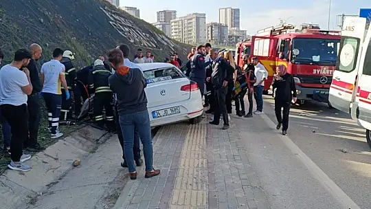 Kontrolden çıkan araç karşı şeritteki otomobille çarpıştı: 4 yaralı