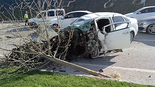 Kontrolden çıkan araç karşı şeritteki otomobille çarpıştı: 4 yaralı