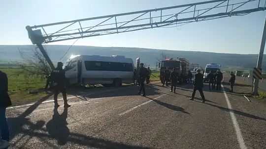 Kontrolden çıkan işçi servisi direğe çarptı: 16 yaralı