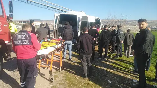 Kontrolden çıkan işçi servisi direğe çarptı: 16 yaralı