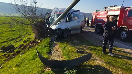 Kontrolden çıkan işçi servisi direğe çarptı: 16 yaralı
