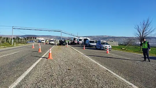 Kontrolden çıkan işçi servisi direğe çarptı: 16 yaralı