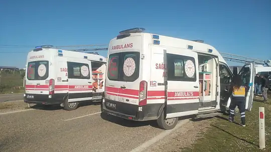 Kontrolden çıkan işçi servisi direğe çarptı: 16 yaralı