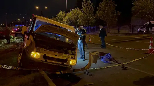 Kontrolden çıkan minibüs orta refüje çarparak savruldu: 1 ölü