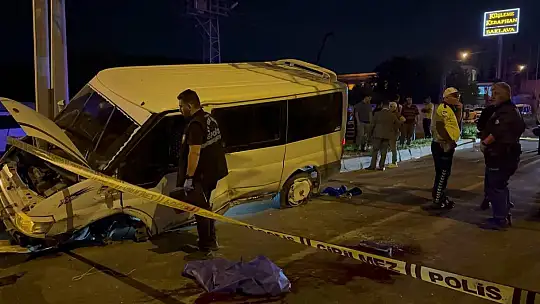 Kontrolden çıkan minibüs orta refüje çarparak savruldu: 1 ölü