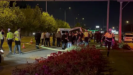 Kontrolden çıkan minibüs orta refüje çarparak savruldu: 1 ölü