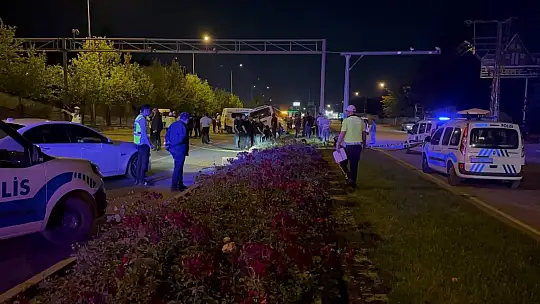 Kontrolden çıkan minibüs orta refüje çarparak savruldu: 1 ölü