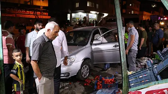 Kontrolden çıkan otomobil markete daldı: 1 yaralı