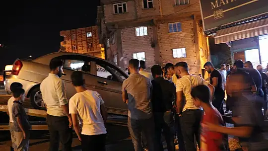 Kontrolden çıkan otomobil markete daldı: 1 yaralı