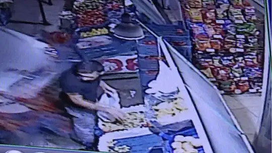 Kontrolden çıkan otomobil markete daldı: 1 yaralı